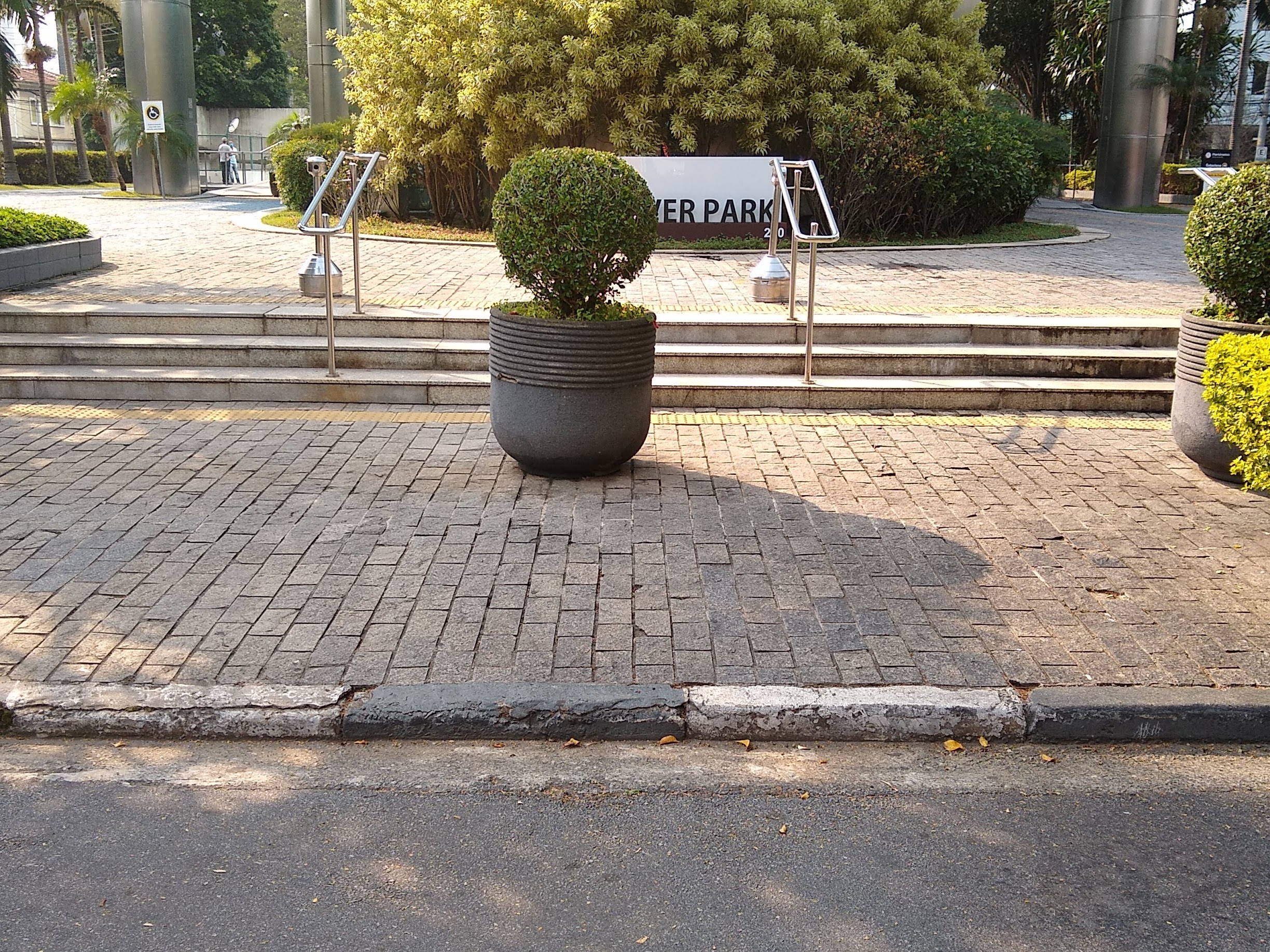 Frente prédio depois longe antes.jpg